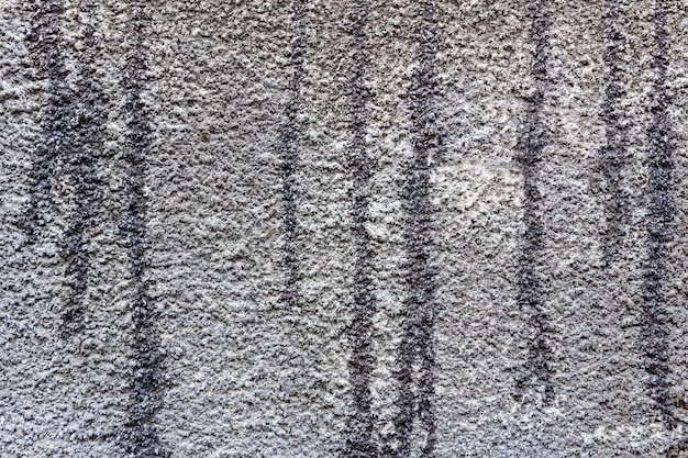 Parede de concreto com vestígios de mástique de betume. Fundo abstrato