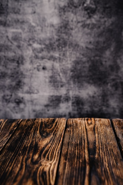 Foto parede de concreto sobre mesa de madeira