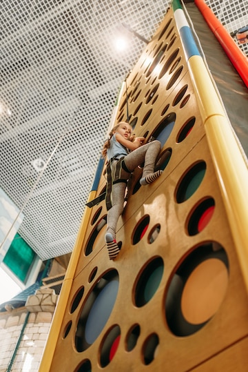 Paredes De Escalada Da Menina Engraçada No Centro De Jogo Das Crianças  Imagem de Stock - Imagem de pouco, shopping: 143532169