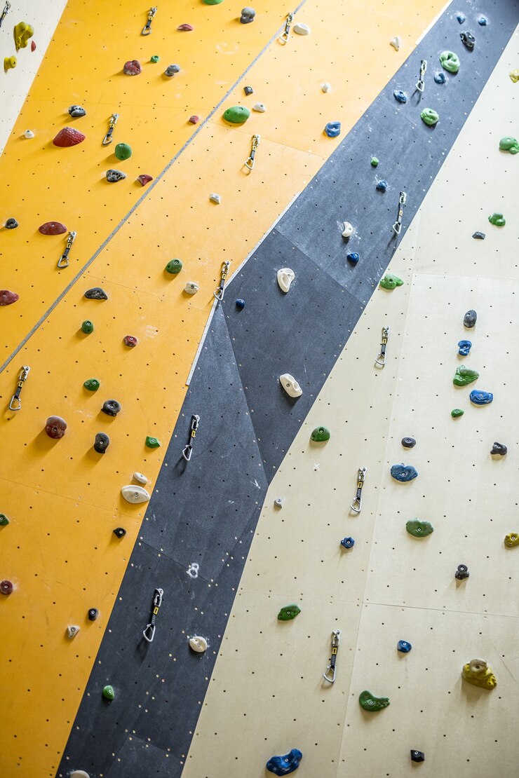 Foto parede de escalada. parede de escalada com pedras coloridas.