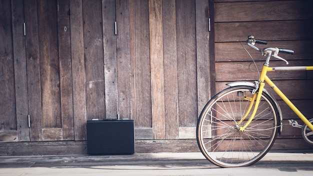 Parede de madeira de bicicleta vintage.