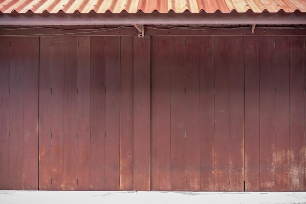 Parede de madeira de pano de fundo clássico e porta em frente ao edifício tradicional vintage da Tailândia