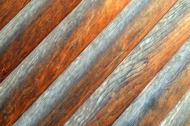 Parede de madeira feita de placas diagonais