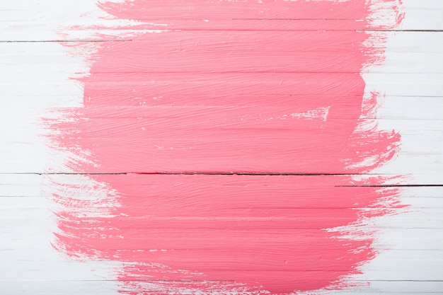 Parede de madeira pintada de rosa e branca