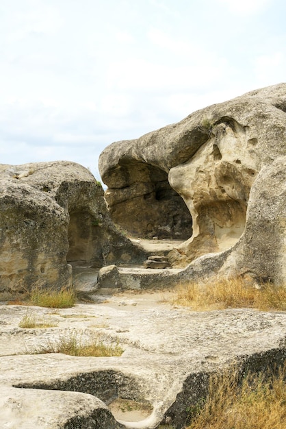 Parede de pedra antiga nas montanhas