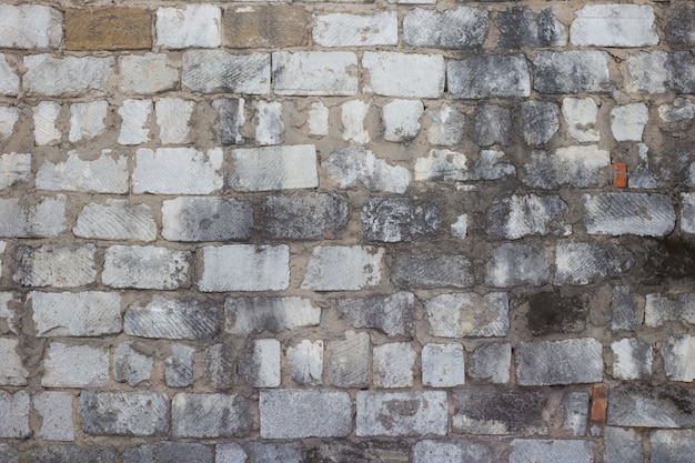 Parede de pedra branca desarrumado velha com molde, textura horizontal. Fundo de parede áspera