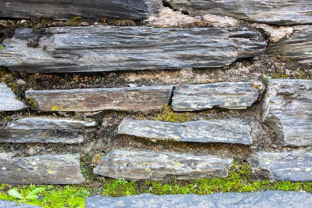 Parede de pedra com tijolos antigos do antigo castelo