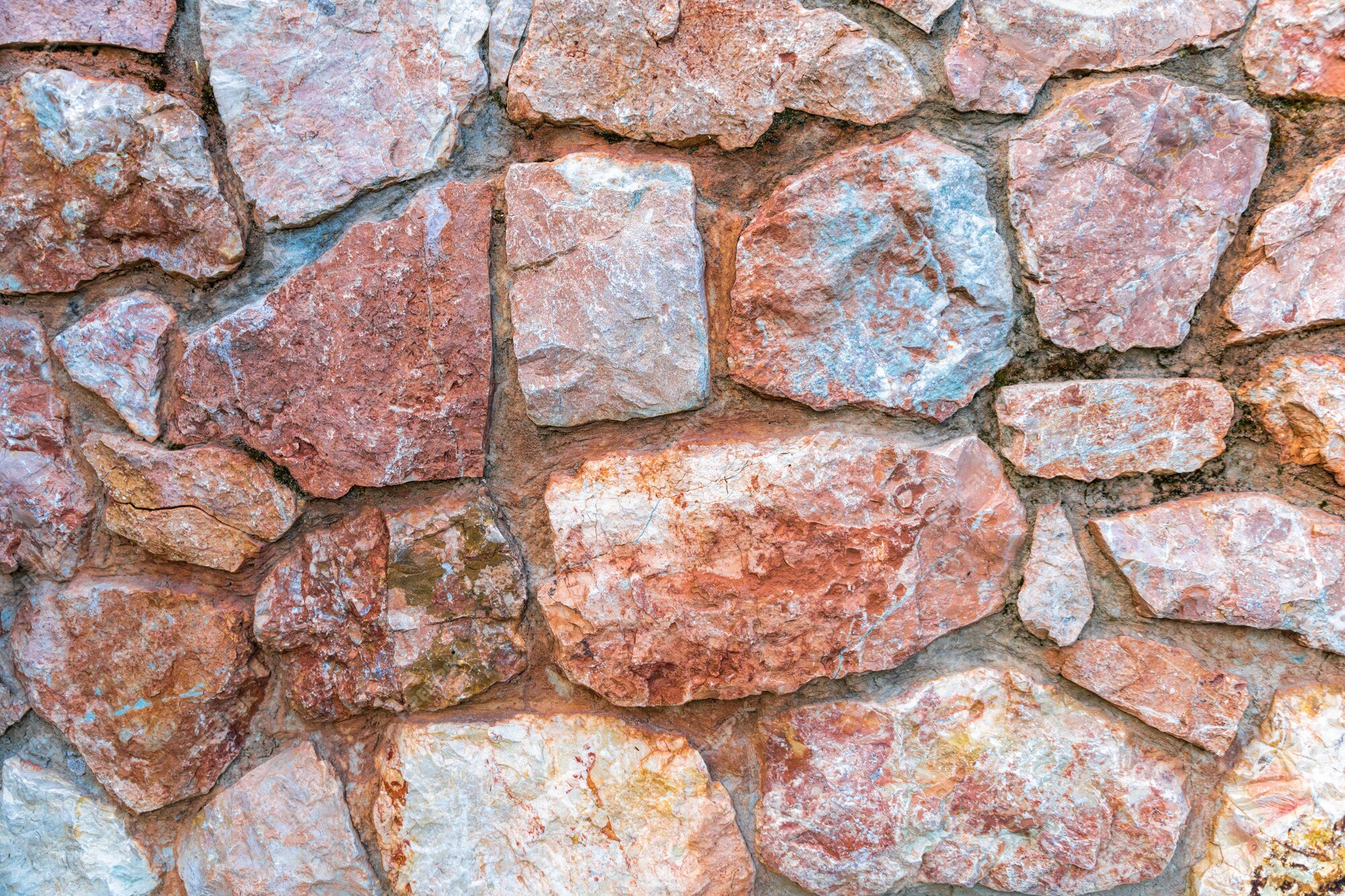 Muro De Pedra De Pedras Naturais, De Diferentes Tamanhos, Folheados De Pedra  Russa Em Tons De Marrom E Bege, Revestidos Com Revest Imagem de Stock -  Imagem de rocha, projeto: 209809467