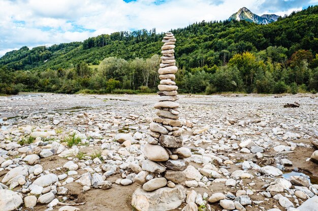 Foto parede de pedra por árvores contra o céu