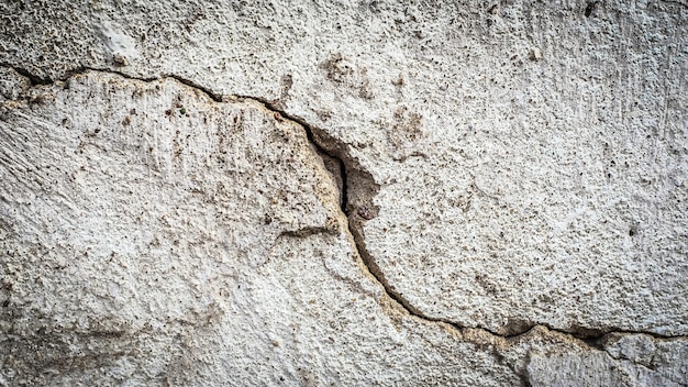 Parede de pedra velha com uma rachadura. textura para design