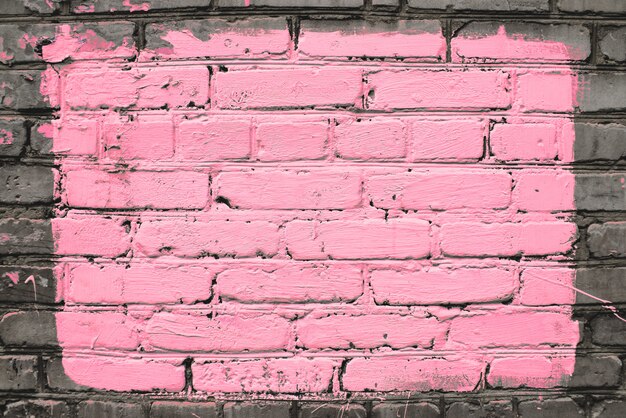 Parede de tijolo sujo realista realista feita de tijolo rosa. Alvenaria irregular. O centro da parede é pintado de rosa. Retângulo grande para simulação no centro do close-up do tiro.