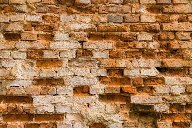 Parede de tijolos de barro vintage de um prédio abandonado