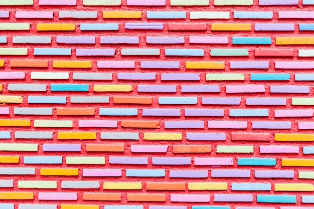 parede de tijolos e fundo colorido.