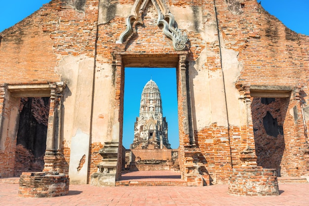 Parede de tijolos e restos do templo Wat Mahathat Arquitetura histórica e religiosa da Tailândia ruínas da antiga capital do Sião Ayutthaya