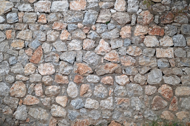 O muro de pedra é muito grande.