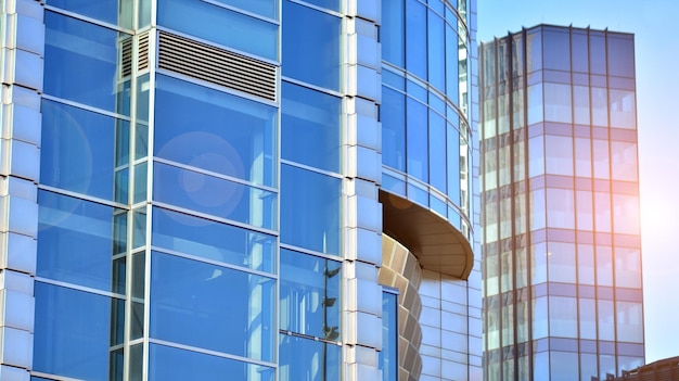 Parede de vidro estrutural refletindo o céu azul Fragmento de arquitetura moderna abstrata Edifício de vidro