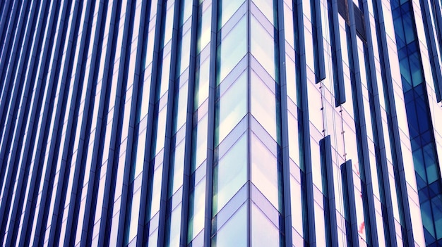 Parede de vidro estrutural refletindo o céu azul Fragmento de arquitetura moderna abstrata