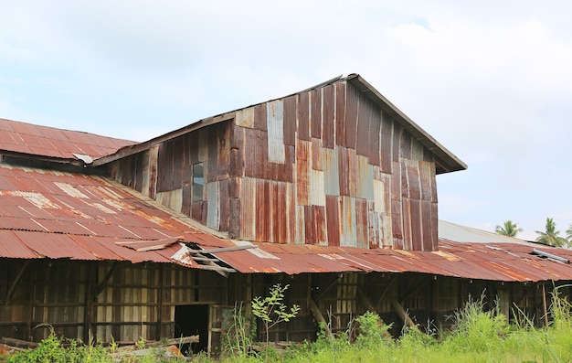 parede de zinco enferrujado metal corrugado tailândia antiga casa decadência natureza