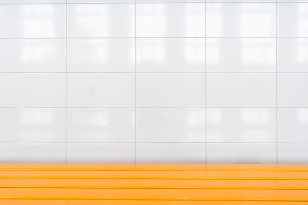 Foto parede do banheiro com azulejos grandes brancos