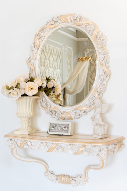 Parede do quarto de luxo em cores claras com espelho. Interior clássico elegante