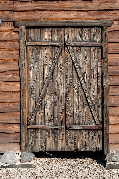 Parede e porta de madeira na casa