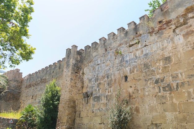 parede e torre do castelo medieval em Marbella Andalucia Espanha