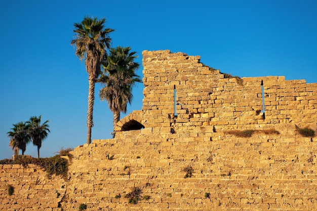 Parede em ruínas da antiga cidade de Cesaréia, em Israel