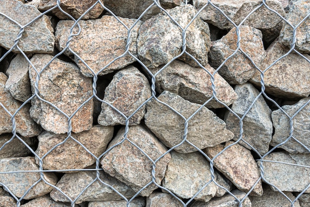 A malha / tela de arame é usada para segurar pedra e pedra. parede de pedra.