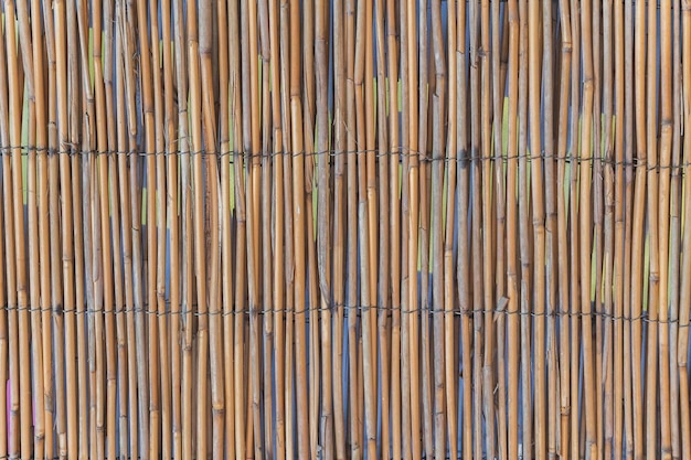 Parede exterior coberta de bambu de um edifício