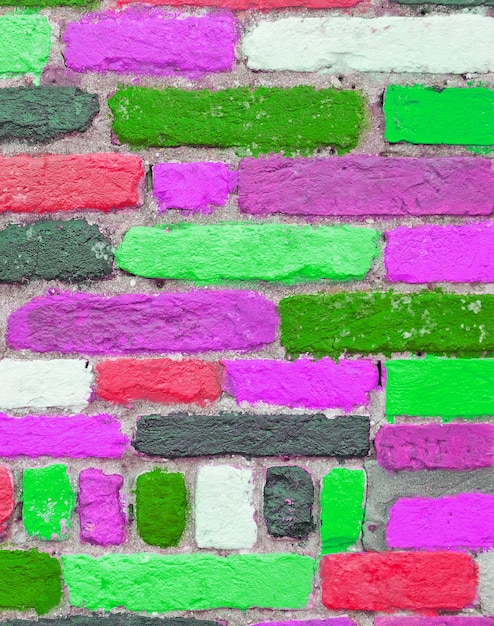 Parede feita com tijolos coloridos em Burano