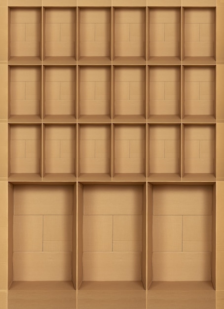 Foto parede feita de muitas caixas de papelão abertas colagem criativa para colocar texto ou imagens você pode colocar vários objetos dentro conceito de apresentação de mercadorias em uma caixa aberta muitas células para mercadorias