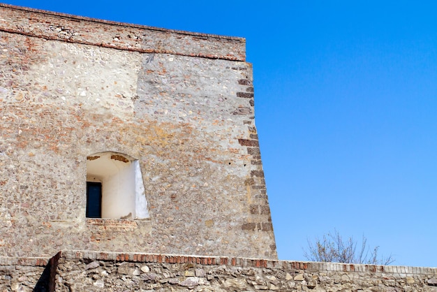 Parede grossa do castelo Palanok na cidade de Mukachevo Ucrânia