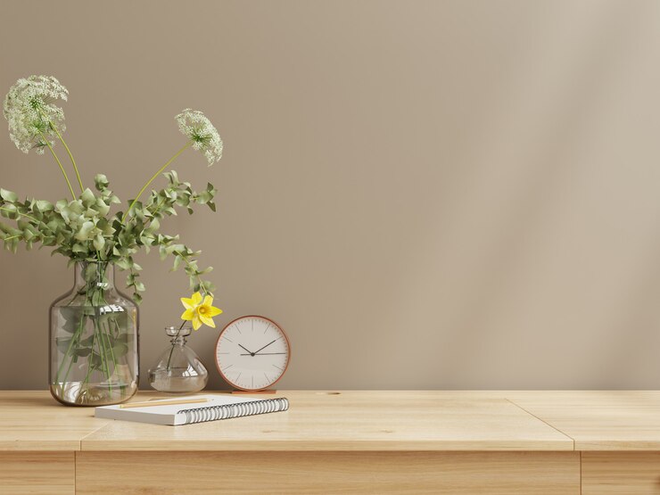 Foto parede interna simulada com vaso de flores, parede marrom escuro e prateleira de madeira. renderização 3d
