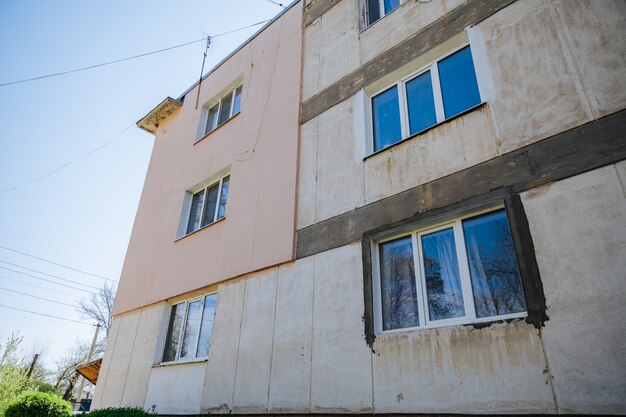 Parede isolada da casa com tecnologias modernas de economia de energia e proteção térmica da casa