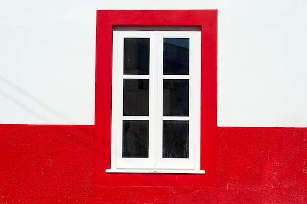 Foto parede pintada de vermelho e branco com uma janela