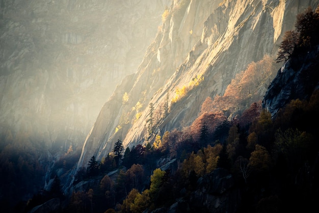 Parede rochosa de granito no pôr do sol val di mello val masino itália