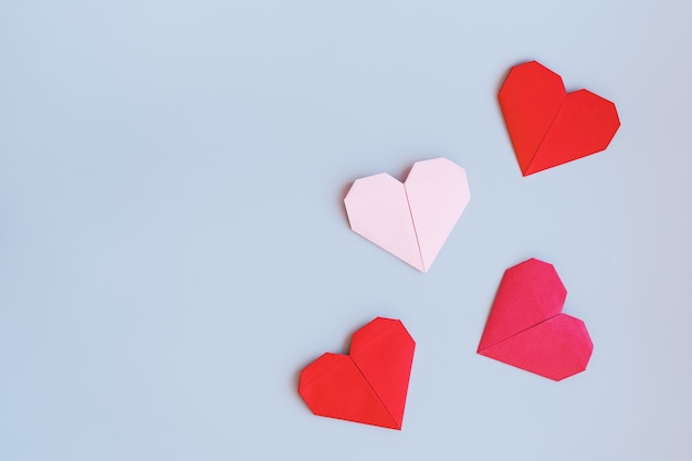 Parede romântica com corações feitos de papel origami