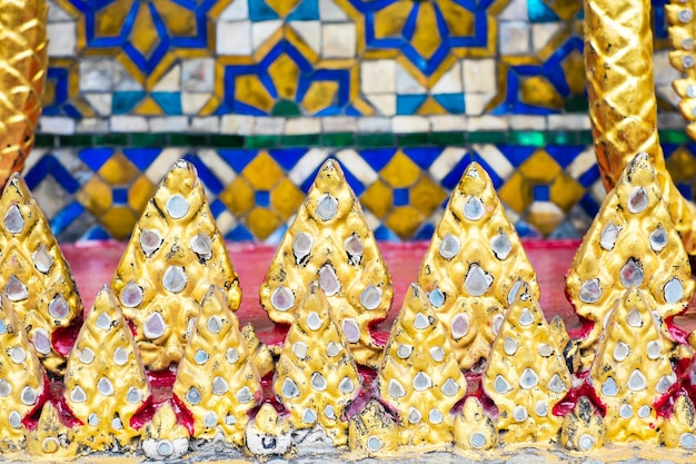 Parede tailandesa da arte do teste padrão do mosaico, fundo da textura