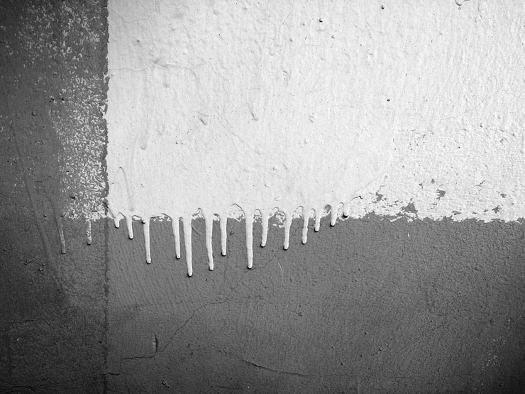 Foto parede texturizada em preto e branco com listras de tinta