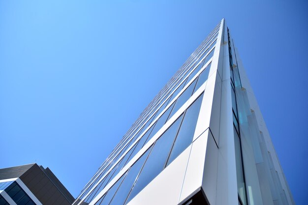 Parede urbana abstrata com janelas do prédio de escritórios Detalhe do edifício empresarial moderno na cidade