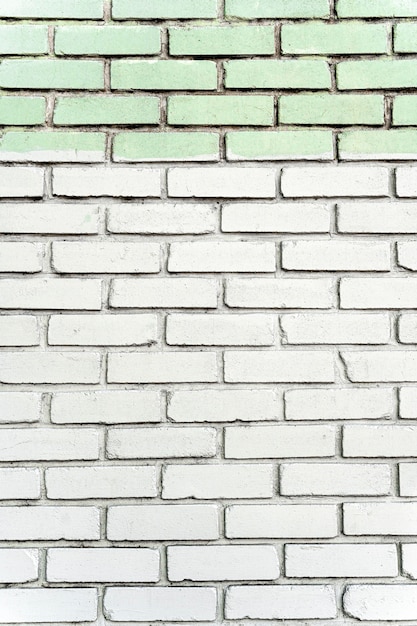 Parede urbana de tijolos brancos com azulejos