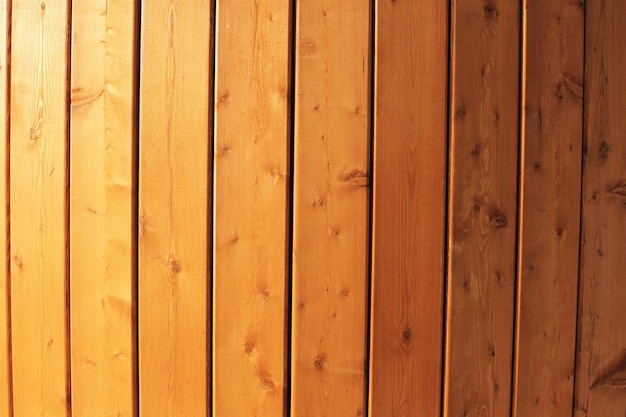 Parede velha de madeira feita de tábuas iluminadas pelo sol em tela cheia