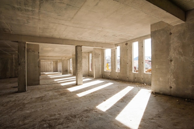 Foto paredes con aberturas de ventanas en una nueva casa monolítica en construcción