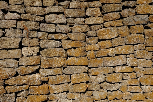 Las paredes de la casa de bloque de piedra natural. cubierto de musgo seco. casa antigua. casa de albañil.