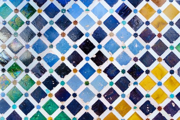 Paredes cerâmicas na Alhambra de Granada. Andaluzia, Espanha