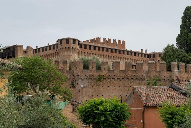 Paredes circundantes de um edifício antigo