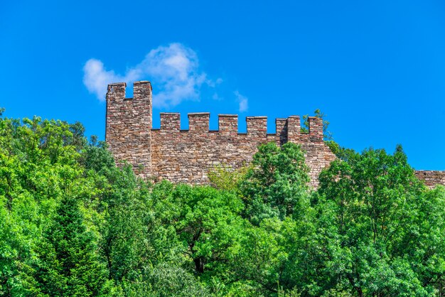 Paredes de fortificação da fortaleza de Tsarevets em Veliko Tarnovo, Bulgária