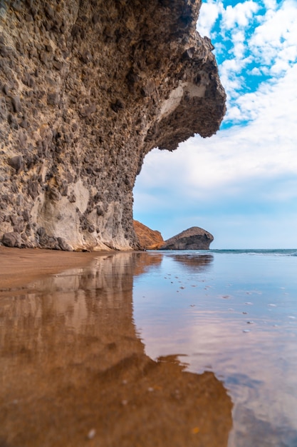 Paredes de pedras preciosas na Praia de Monsul no Parque Natural Cabo de Gata