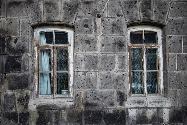 Paredes de textura e janelas de casas