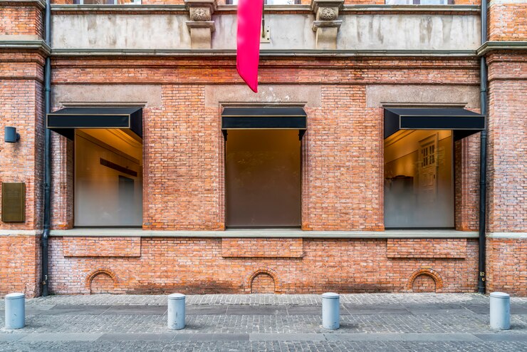 Foto paredes de tijolo vermelho e portas e janelas na arquitetura europeia